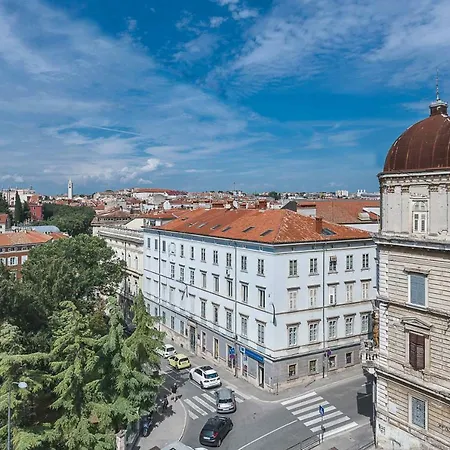 Oz - Centre Of - Free Parking *